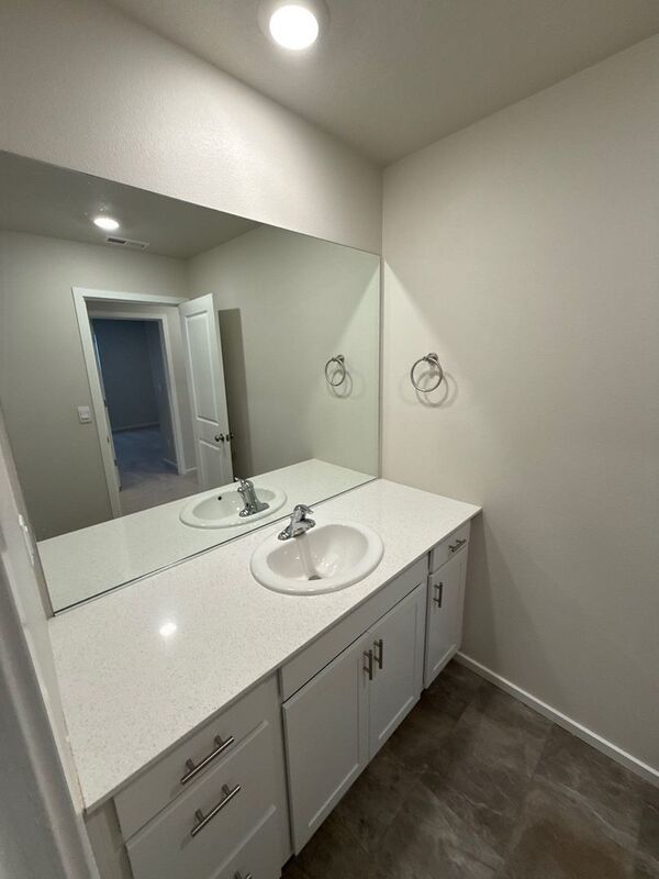 NE. Salem 4 Bed + Bonus Room, 2.5 Bath Single Family Home, AVAILABLE NOW! property image