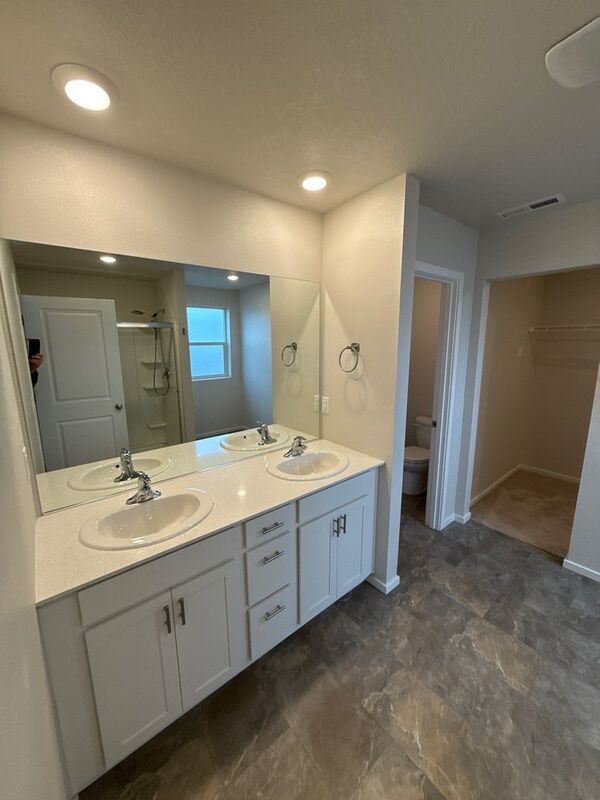 NE. Salem 4 Bed + Bonus Room, 2.5 Bath Single Family Home, AVAILABLE NOW! property image