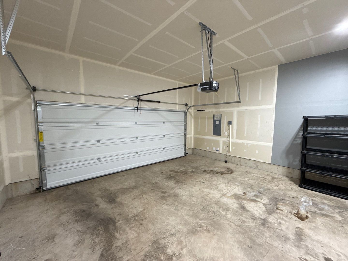 NE SALEM, 3 Bed, 2 Bath, Single Family Home, Washer & Dryer in Unit, Fully Fenced Back Yard, AVAILABLE NOW! property image