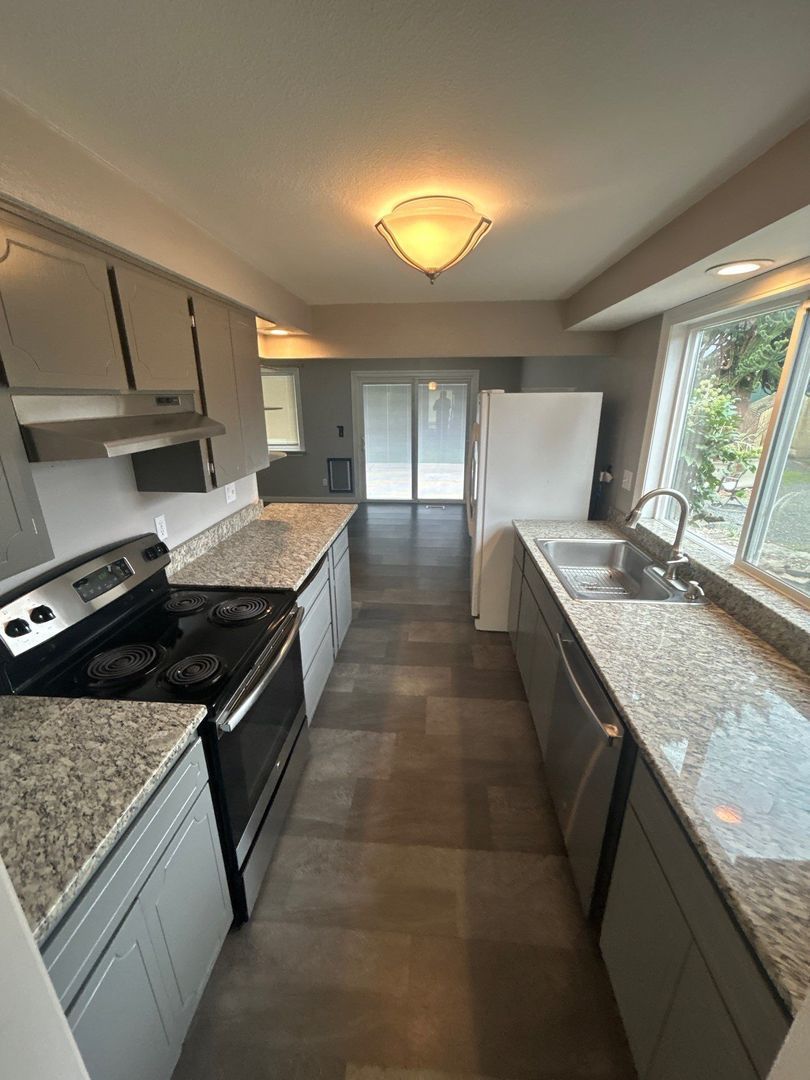 NE Salem 3 Bedroom, 2 Bath, Single Family Home, Big Backyard, AVAILABLE NOW! property image