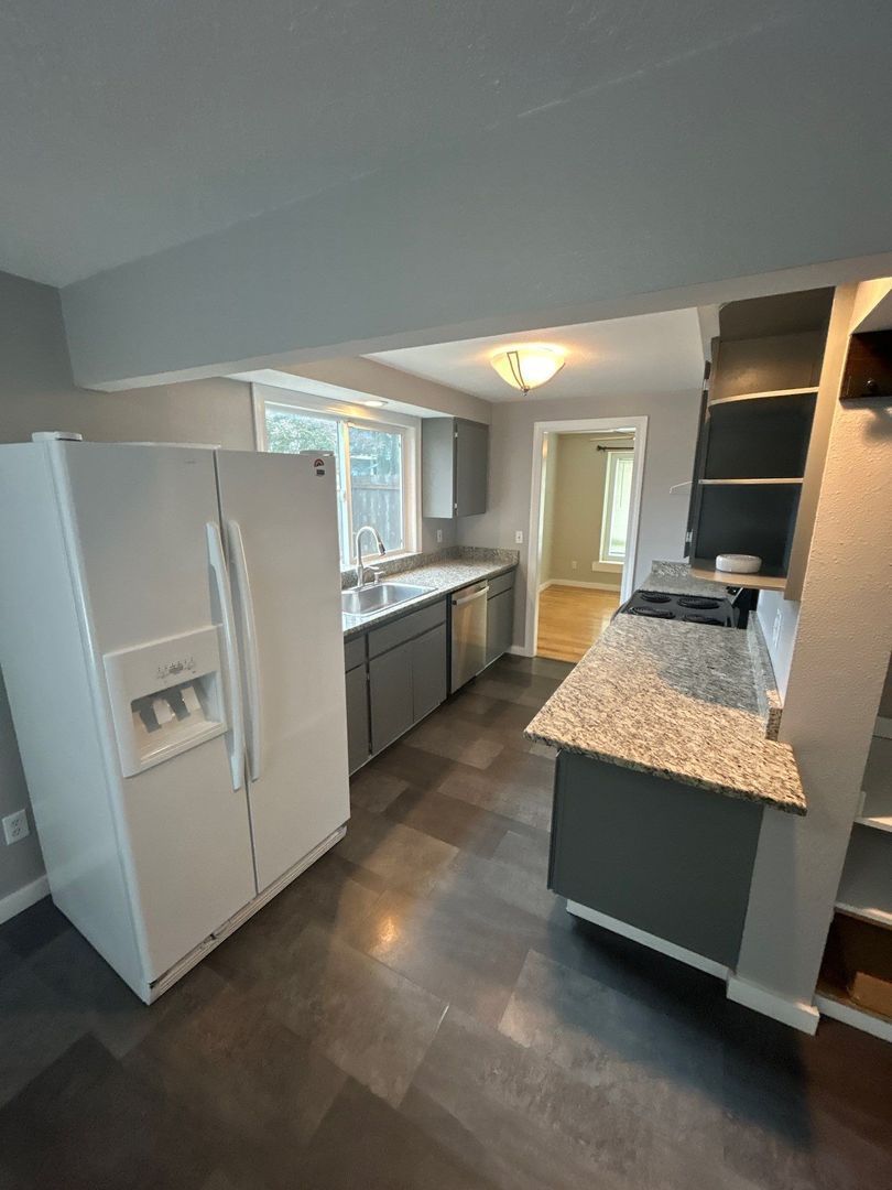 NE Salem 3 Bedroom, 2 Bath, Single Family Home, Big Backyard, AVAILABLE NOW! property image