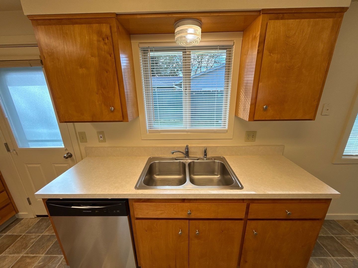 Beautiful Halsey 2 Bed, 1 Bath, DUPLEX, BIG BACK YARD, AVAILABLE NOW! property image