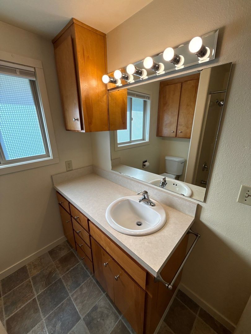 Beautiful Halsey 2 Bed, 1 Bath, DUPLEX, BIG BACK YARD, AVAILABLE NOW! property image