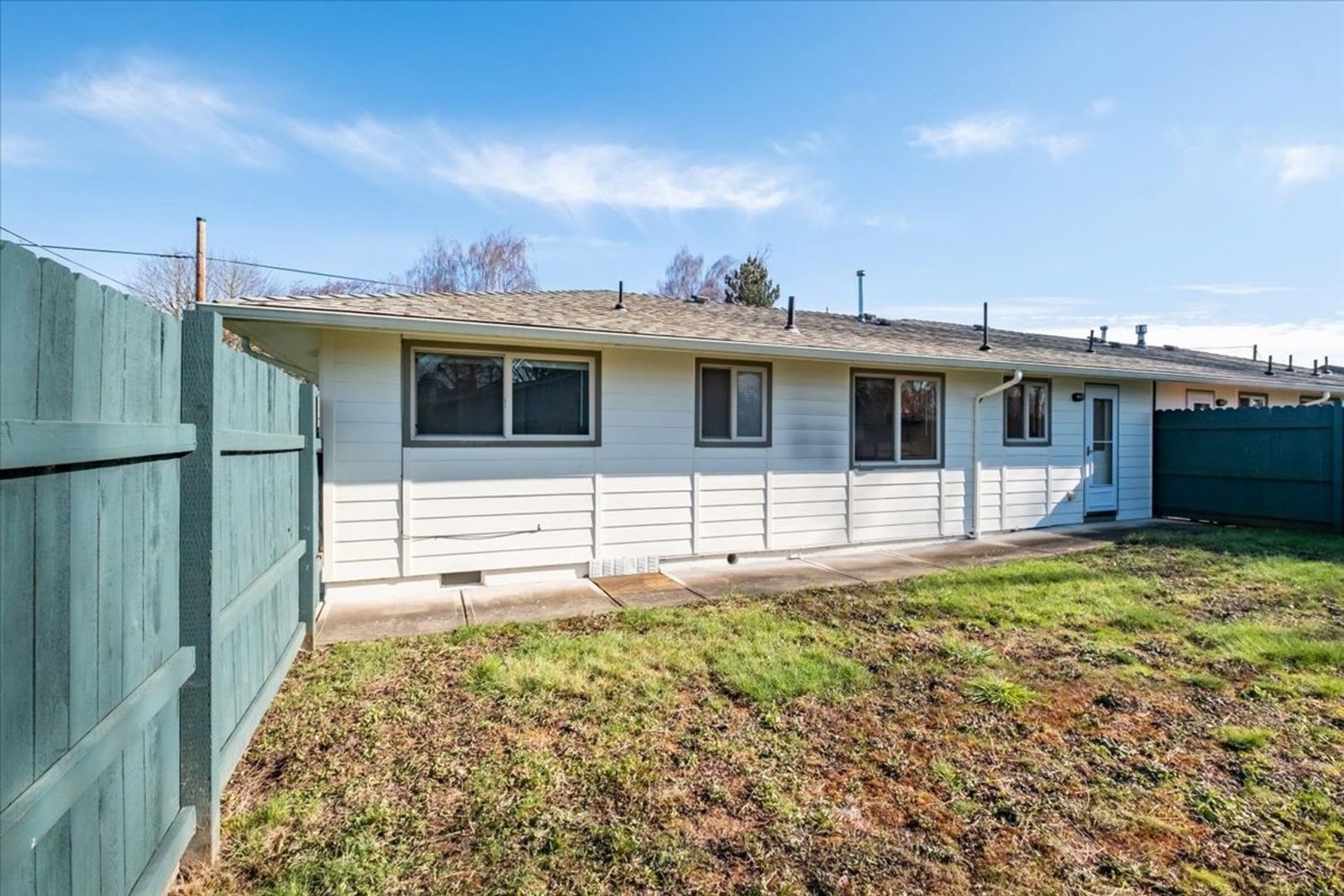 Beautiful Halsey 2 Bed, 1 Bath, DUPLEX, BIG BACK YARD, AVAILABLE NOW! property image