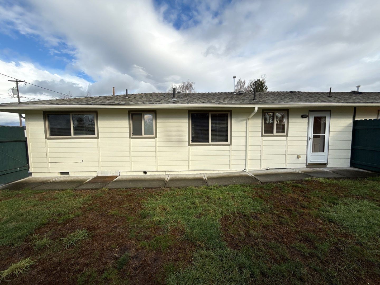 Beautiful Halsey 2 Bed, 1 Bath, DUPLEX, BIG BACK YARD, AVAILABLE NOW! property image