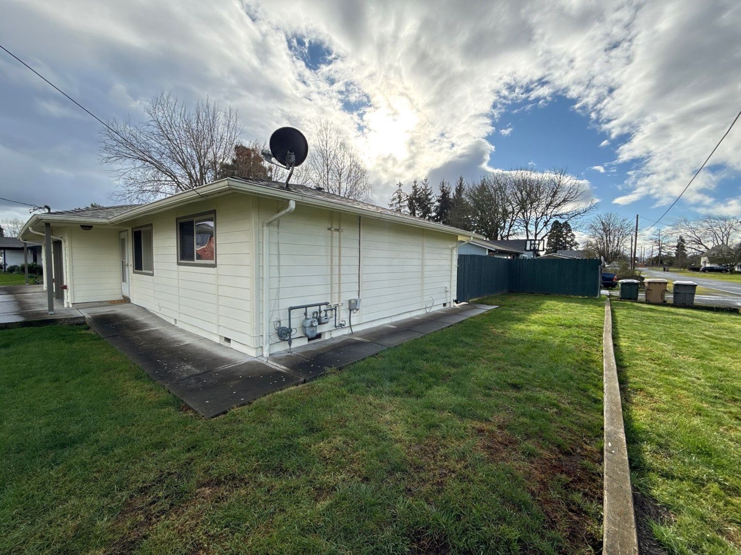 Beautiful Halsey 2 Bed, 1 Bath, DUPLEX, BIG BACK YARD, AVAILABLE NOW! property image