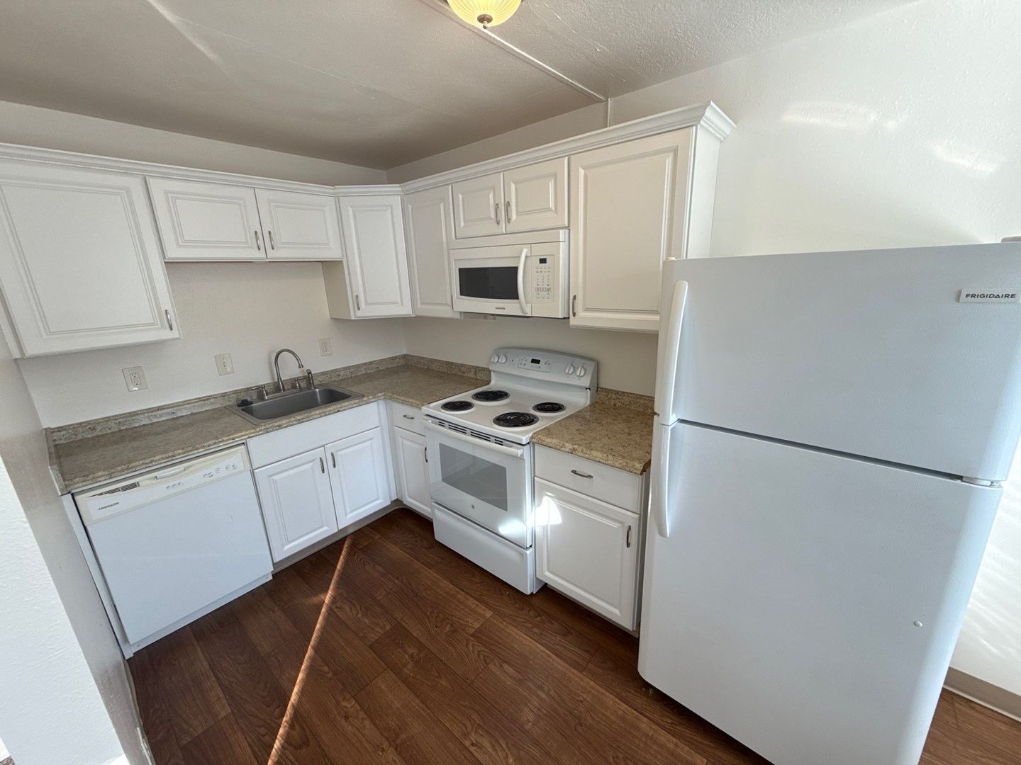 $925 First 3 Months, SE Salem, 1 Bed 1 Bath, Apartment Complex, AVAILABLE NOW! property image