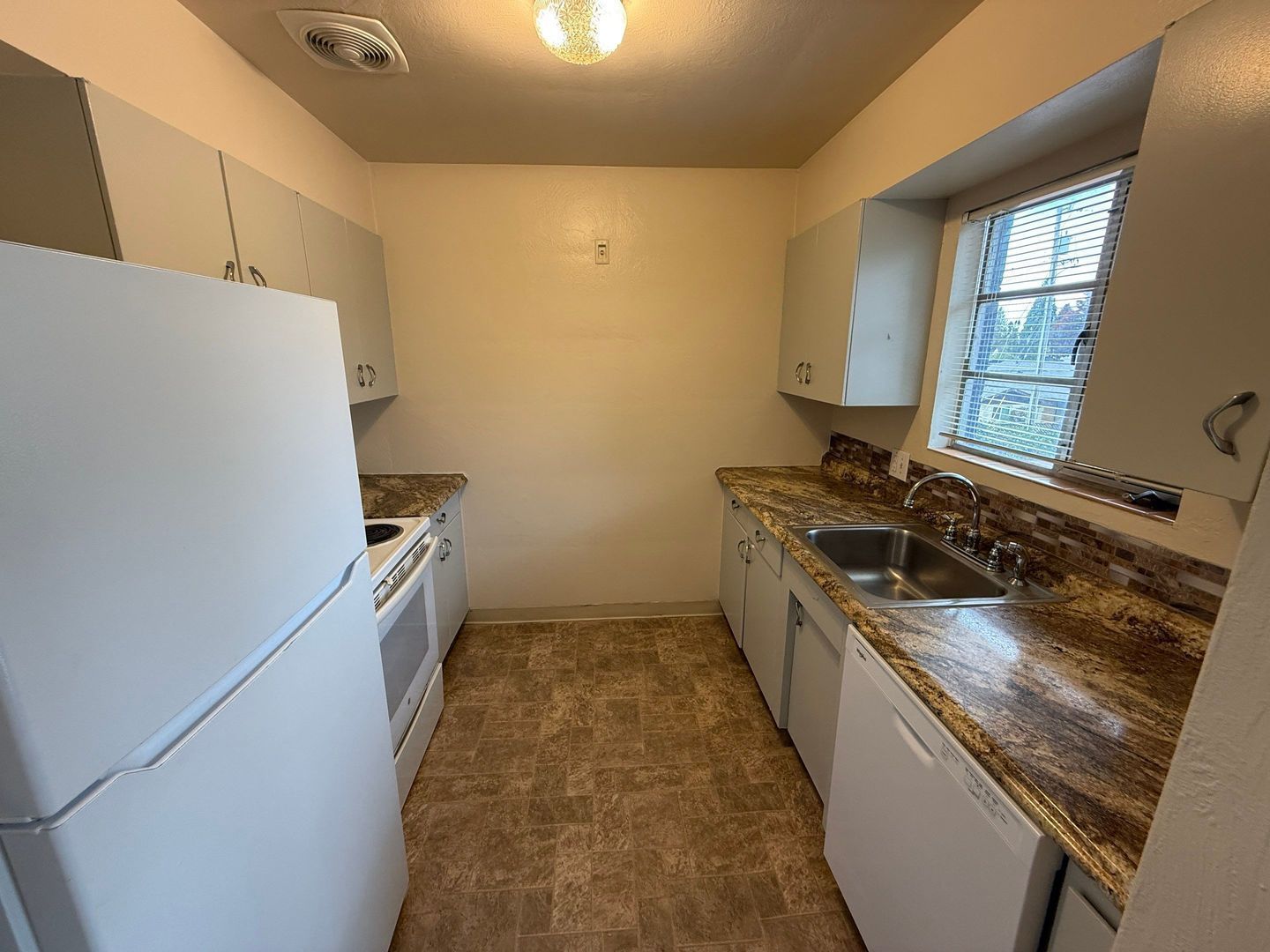 First 2 Months Just $500 Per/Month – NE Salem 2 Bed, 1 Bath, 2nd Floor Apartment, AVAILABLE NOW! property image