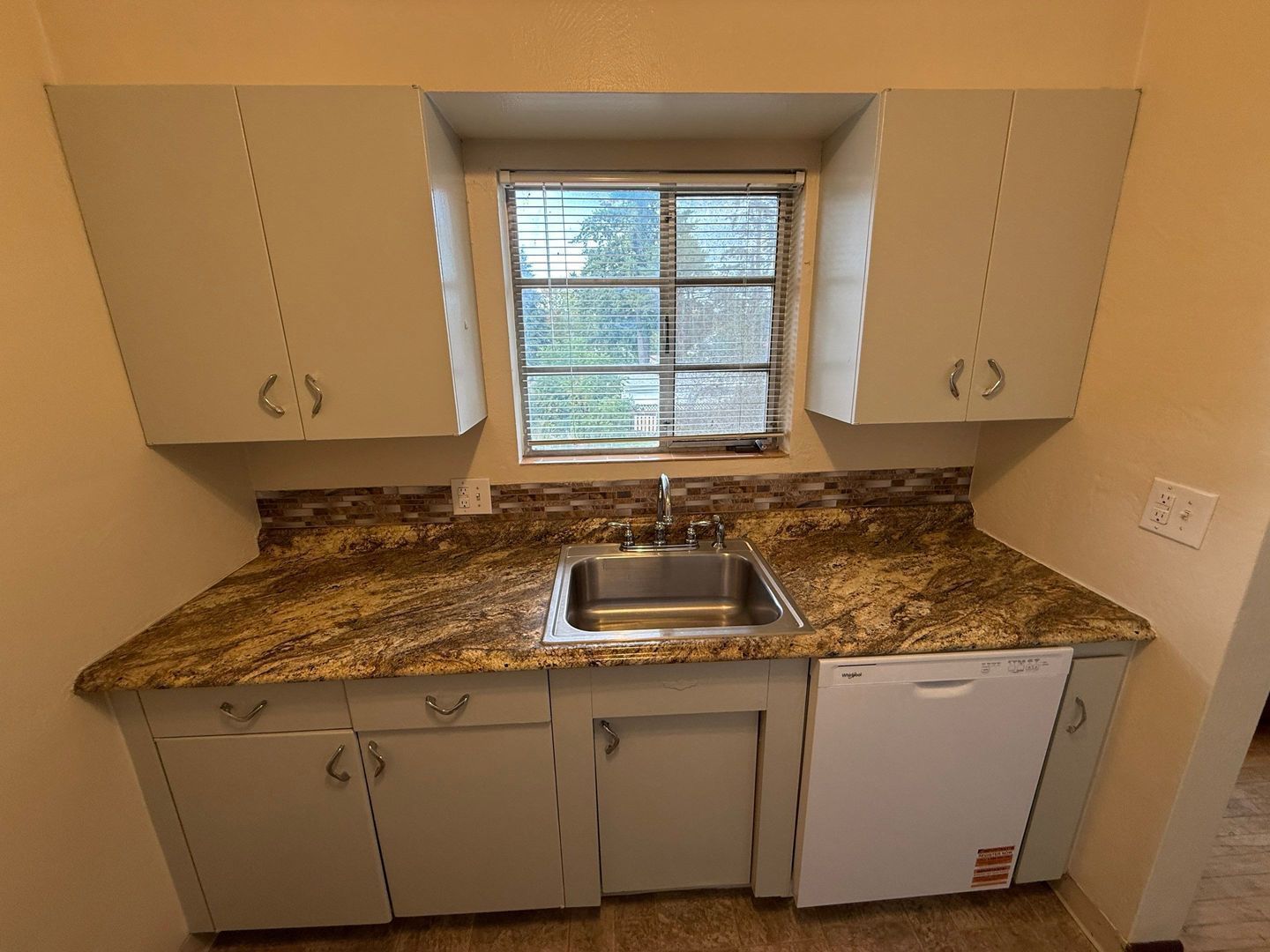 First 2 Months Just $500 Per/Month – NE Salem 2 Bed, 1 Bath, 2nd Floor Apartment, AVAILABLE NOW! property image