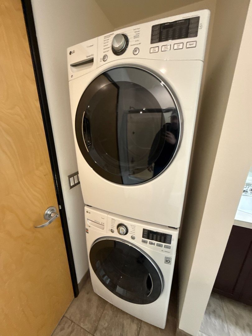 $1,445 First 3 Months Downtown Salem, Alcove Studio, 1 Bath, w/Washer & Dryer in Unit, CALL TO SCHEDULE A VIEWING, AVAILABLE NOW! property image