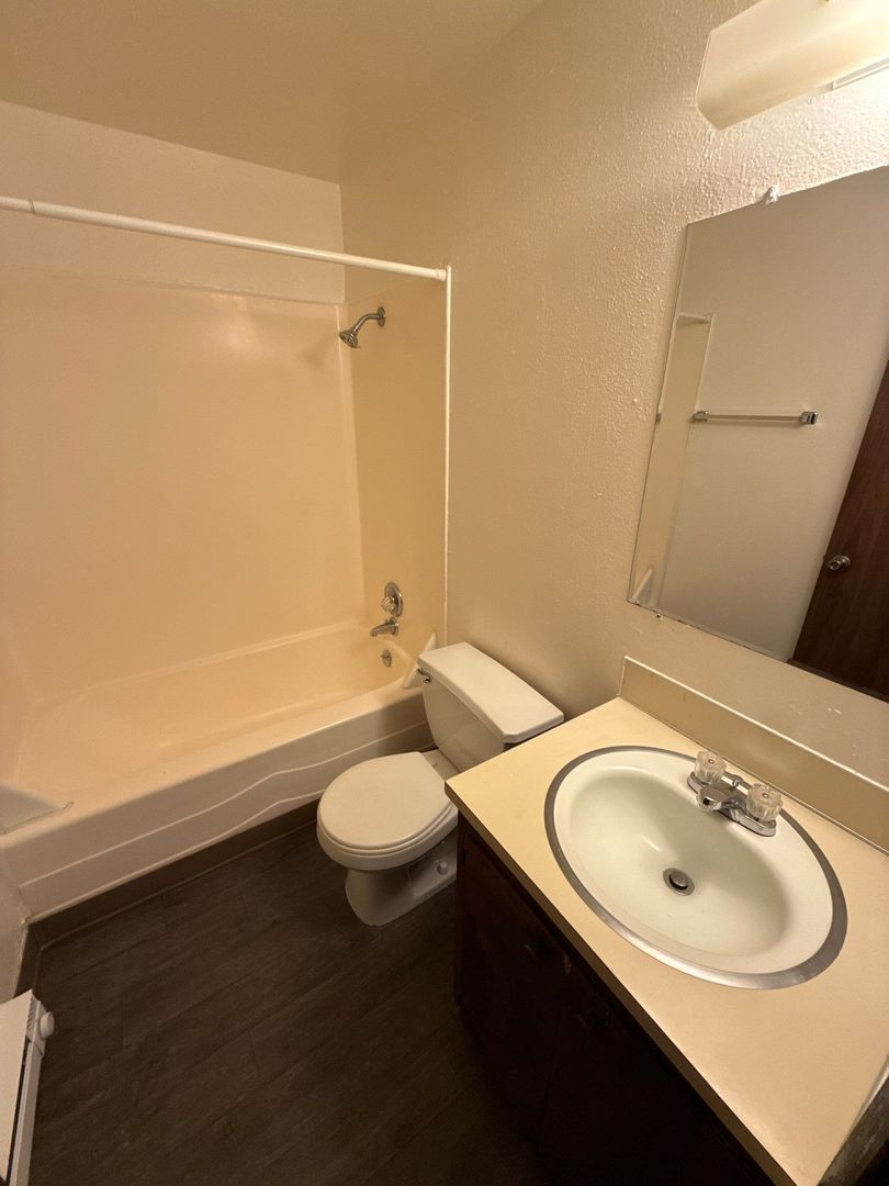 $1,095 First 3 Months, NE Salem 2 Bed 1 Bath 2nd Floor Apartment, W/S/G Paid, AVAILABLE NOW! property image