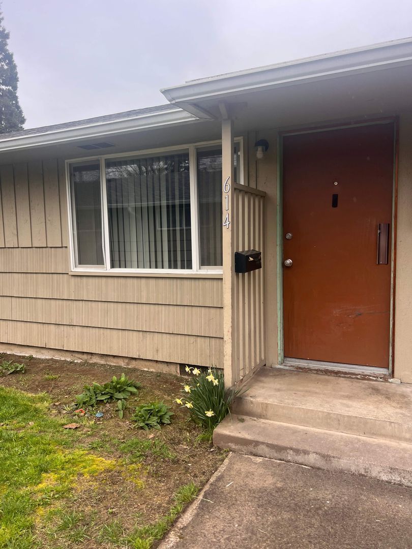 Beautiful Eugene 1 Bed, 1 Bath, Multiplex, AVAILABLE NOW! property image