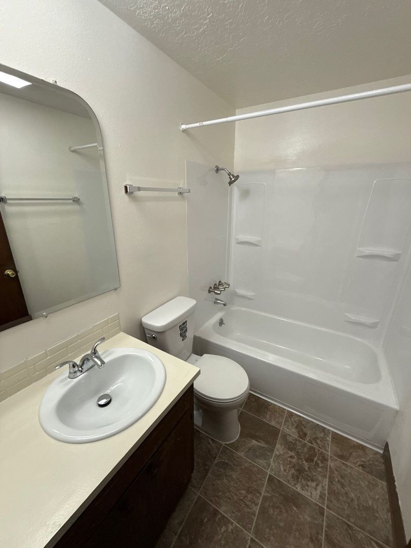 $1095 First 3 Months, SE Salem 2 Bed 1 Bath, 2nd Floor Apartment, Pet's are Welcome | AVAILABLE NOW! property image