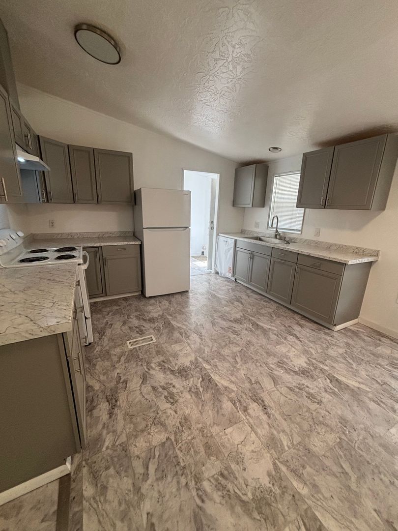 Fully upgraded and remodeled. AVAILABLE NOW! property image