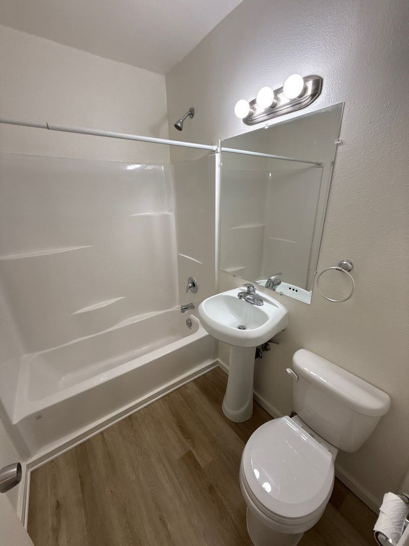 Cozy 3 Bed + Bonus Room, 1 Bath 2-Story Home in NE Salem | AVAILABLE NOW! property image