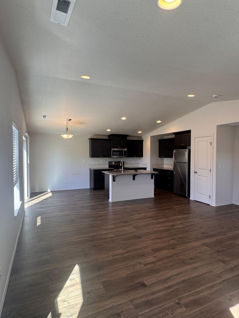 Eugene 3 Bed, 2.5 Bath, Single Family Home Pet Friendly, Fully Fenced Backyard, AVAILABLE NOW! property image