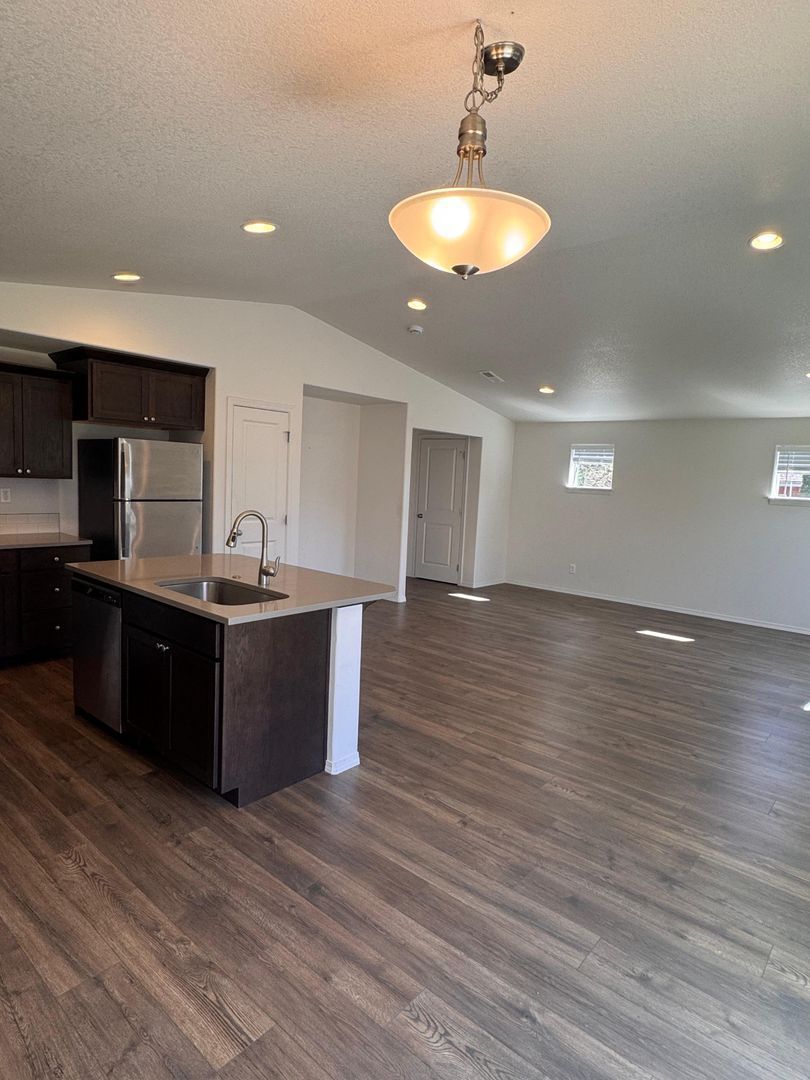 Eugene 3 Bed, 2.5 Bath, Single Family Home Pet Friendly, Fully Fenced Backyard, AVAILABLE NOW! property image