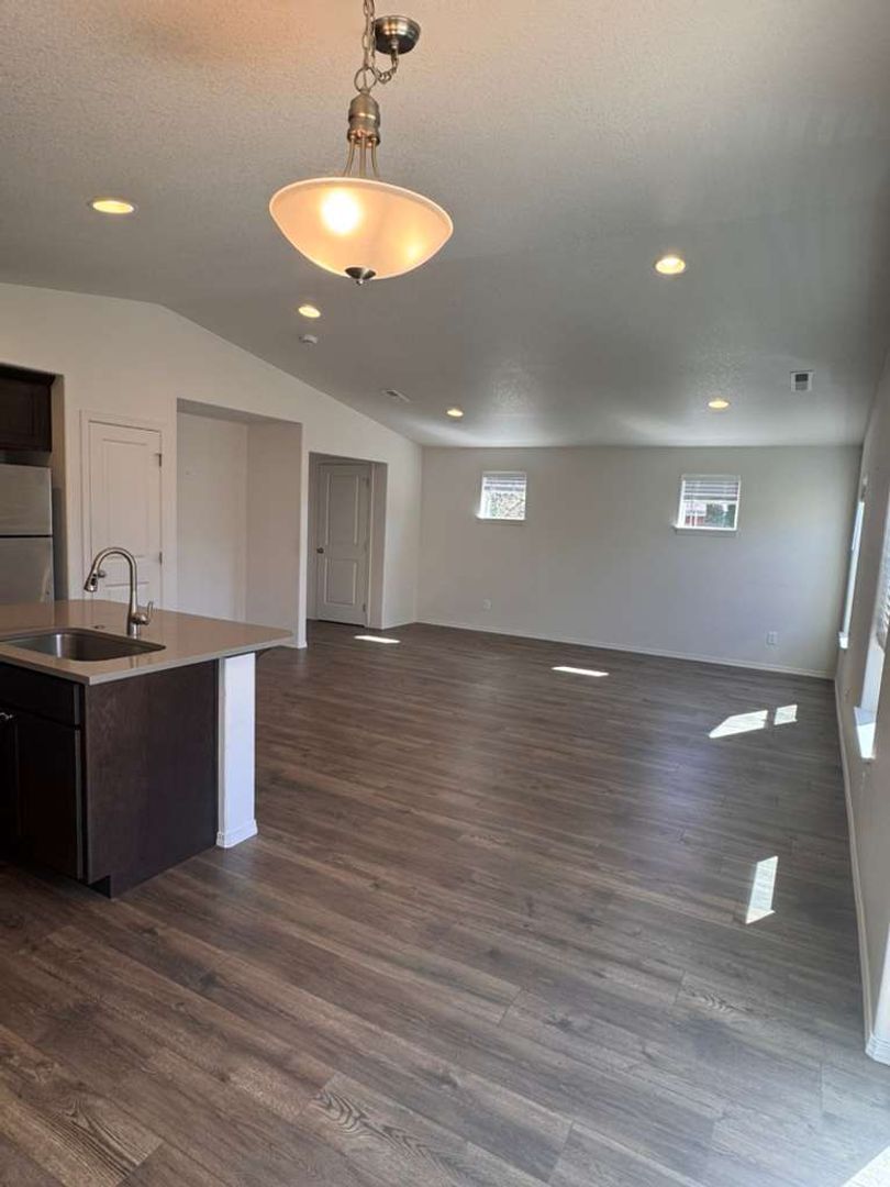 Eugene 3 Bed, 2.5 Bath, Single Family Home Pet Friendly, Fully Fenced Backyard, AVAILABLE NOW! property image