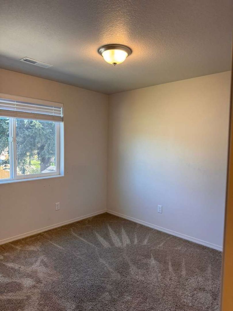 Eugene 3 Bed, 2.5 Bath, Single Family Home Pet Friendly, Fully Fenced Backyard, AVAILABLE NOW! property image