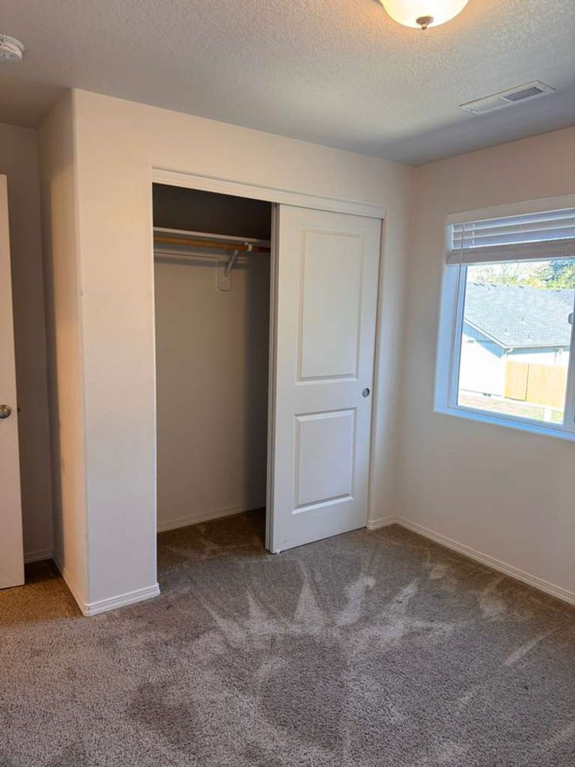 Eugene 3 Bed, 2.5 Bath, Single Family Home Pet Friendly, Fully Fenced Backyard, AVAILABLE NOW! property image