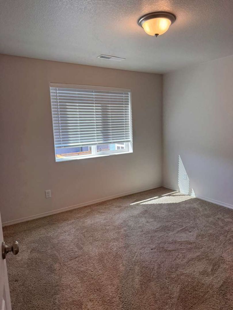 Eugene 3 Bed, 2.5 Bath, Single Family Home Pet Friendly, Fully Fenced Backyard, AVAILABLE NOW! property image