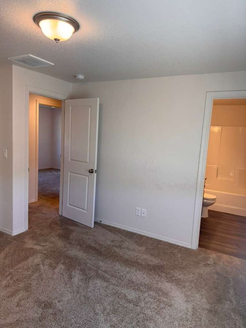 Eugene 3 Bed, 2.5 Bath, Single Family Home Pet Friendly, Fully Fenced Backyard, AVAILABLE NOW! property image