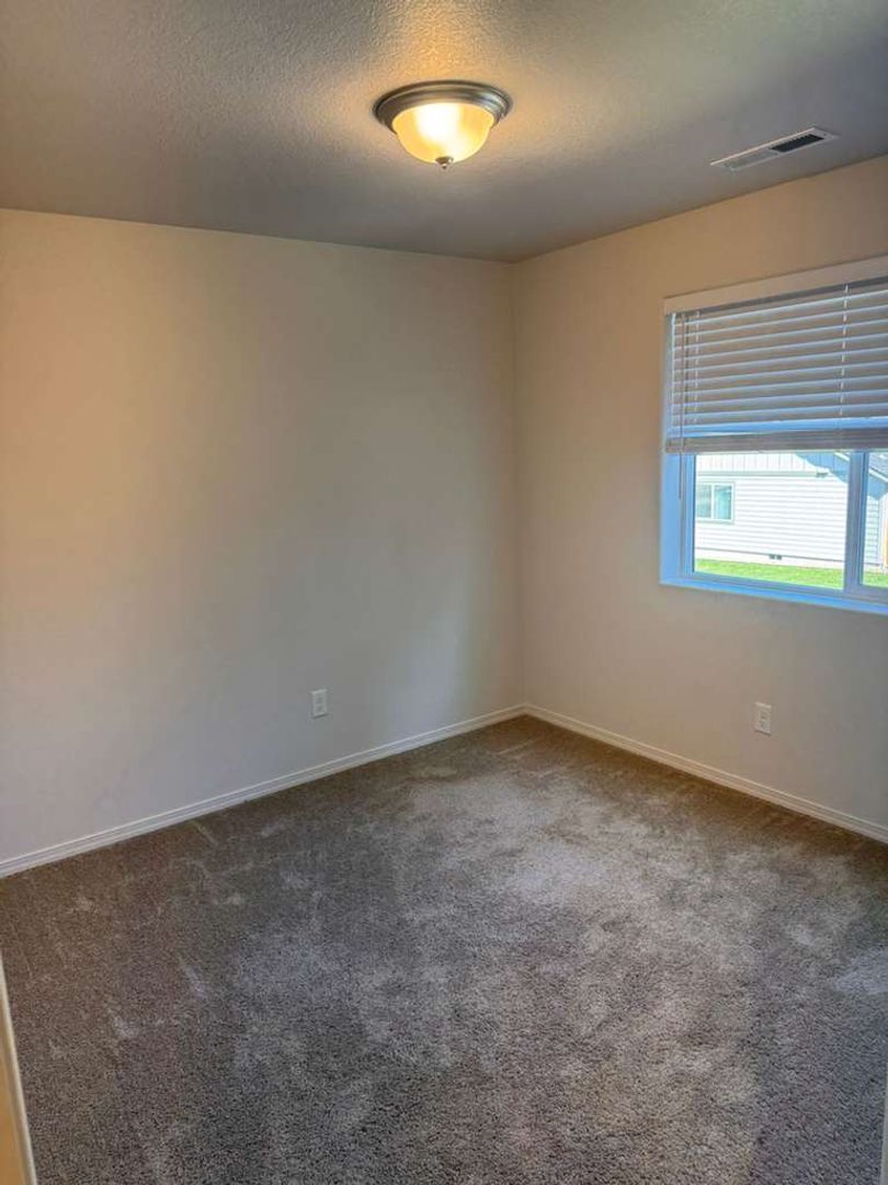 Eugene 3 Bed, 2.5 Bath, Single Family Home Pet Friendly, Fully Fenced Backyard, AVAILABLE NOW! property image