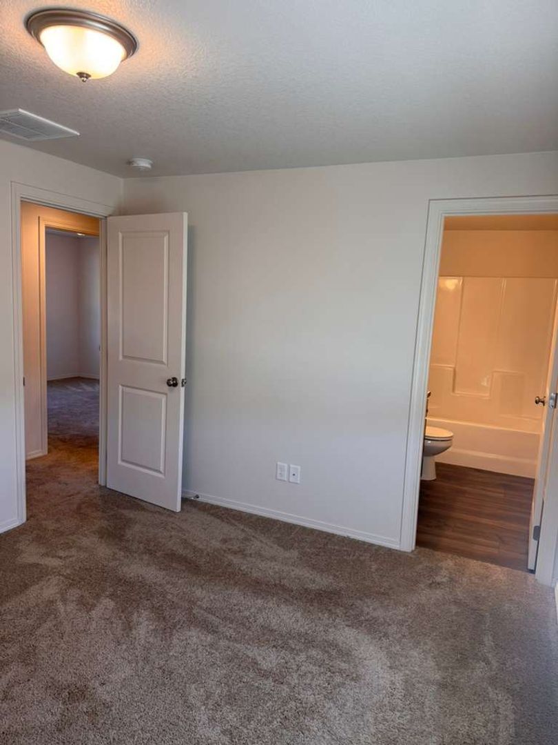 Eugene 3 Bed, 2.5 Bath, Single Family Home Pet Friendly, Fully Fenced Backyard, AVAILABLE NOW! property image