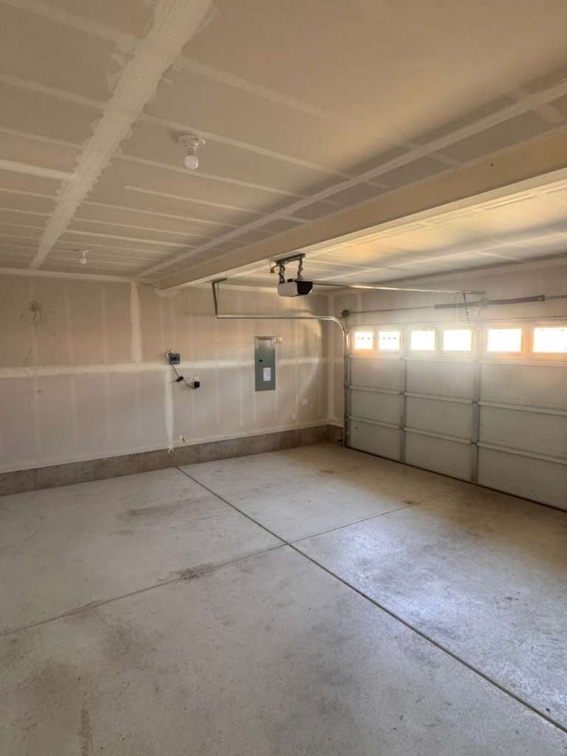 Eugene 3 Bed, 2.5 Bath, Single Family Home Pet Friendly, Fully Fenced Backyard, AVAILABLE NOW! property image