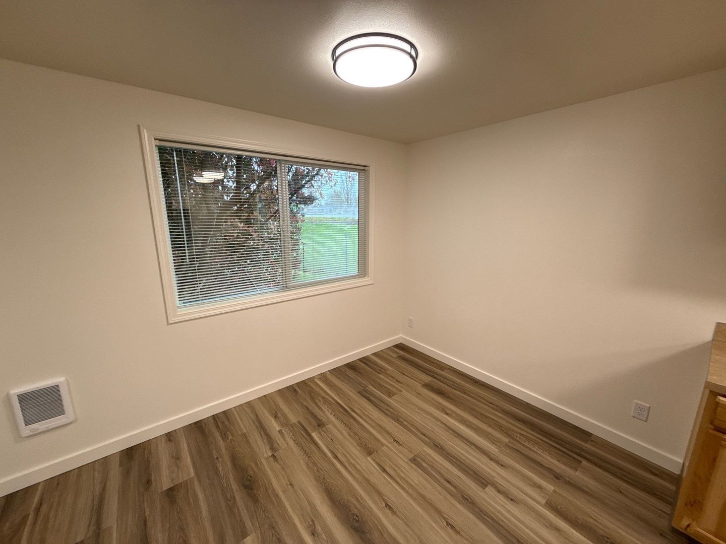 SE Salem Fully Remodeled 2 Bed, 1 Bath, Duplex, w/Washer & Dryer Hook-Ups, AVAILABLE NOW! property image