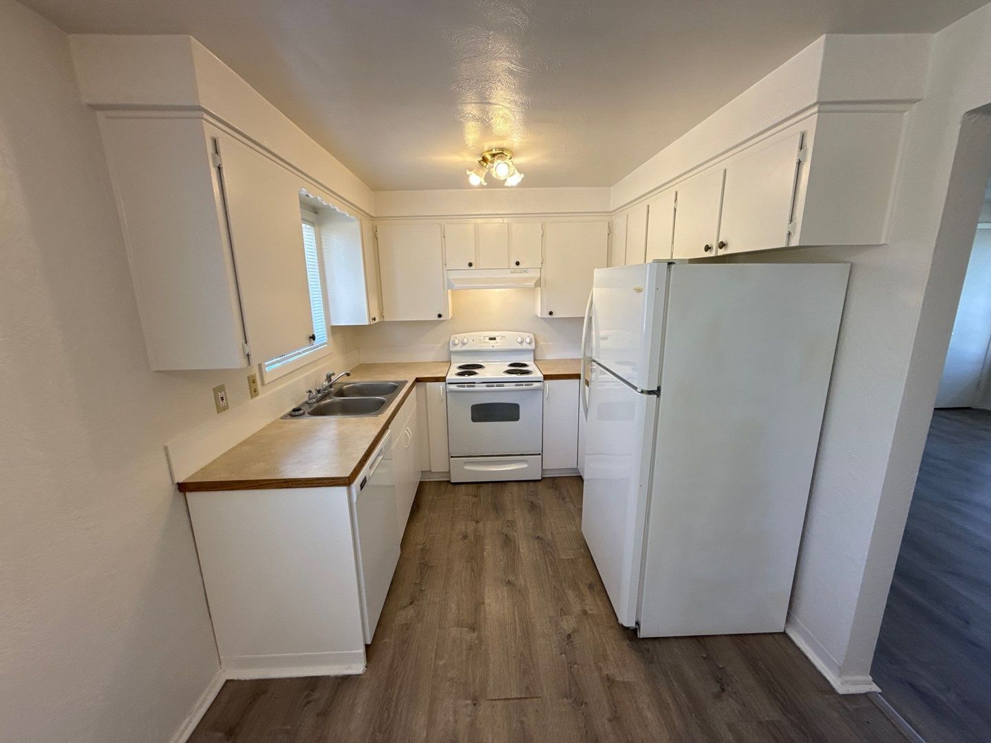 SE Salem 2 Bed 1 Bath 2nd Floor, Apartment, W/S/G Paid, AVAILABLE NOW! property image