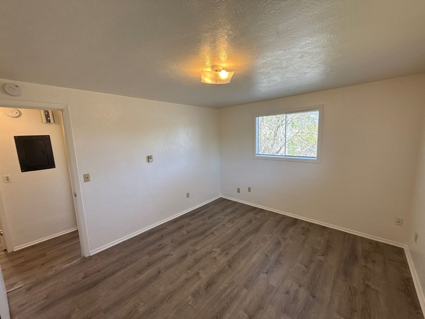 SE Salem 2 Bed 1 Bath 2nd Floor, Apartment, W/S/G Paid, AVAILABLE NOW! property image