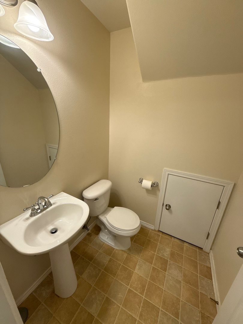 Albany 4 Bed, 2.5 Bath, Single Family Home, AVAILABLE NOW! property image