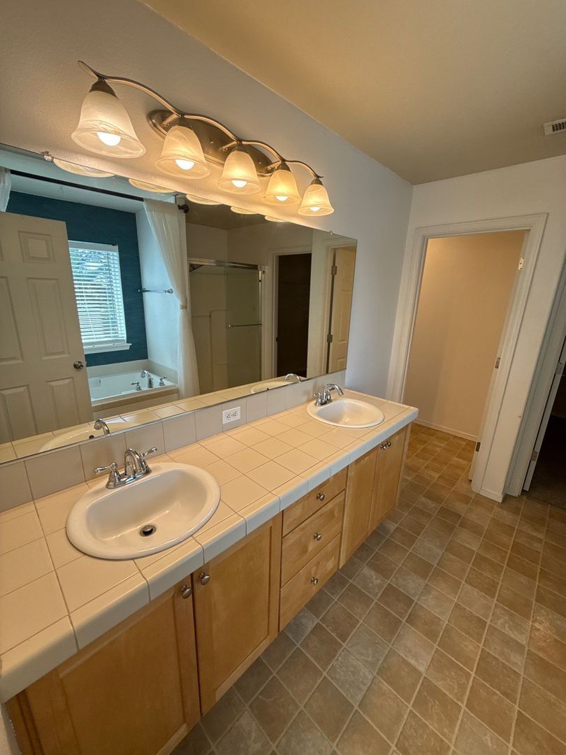 Albany 4 Bed, 2.5 Bath, Single Family Home, AVAILABLE NOW! property image