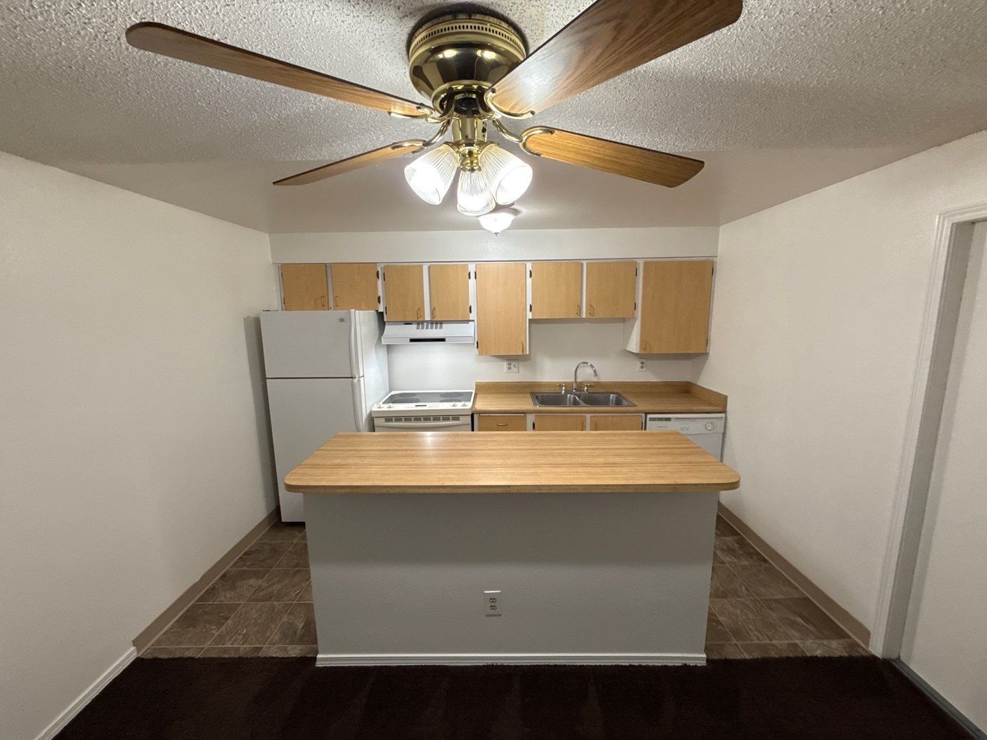 $1,025 First 3 Months, S Salem, 1 Bed, 1 Bath, 2nd Floor Apartment, Laundry On Site, AVAILABLE NOW! property image