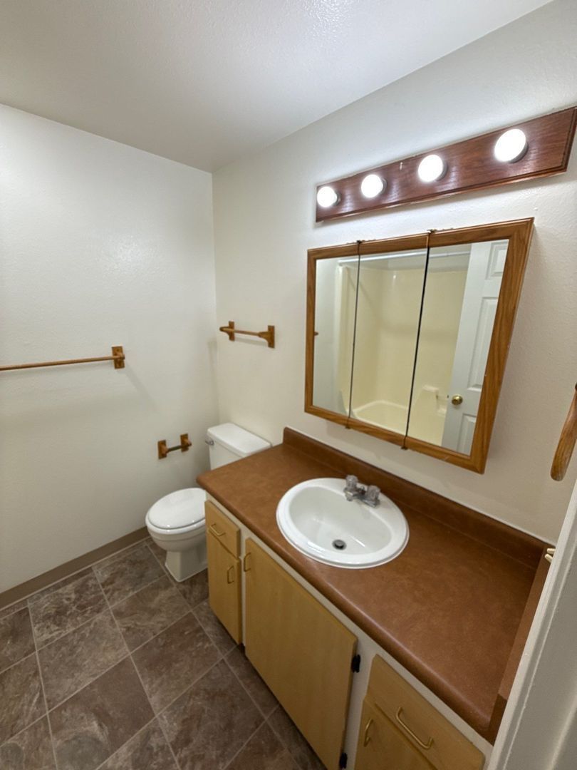 $1,025 First 3 Months, S Salem, 1 Bed, 1 Bath, 2nd Floor Apartment, Laundry On Site, AVAILABLE NOW! property image