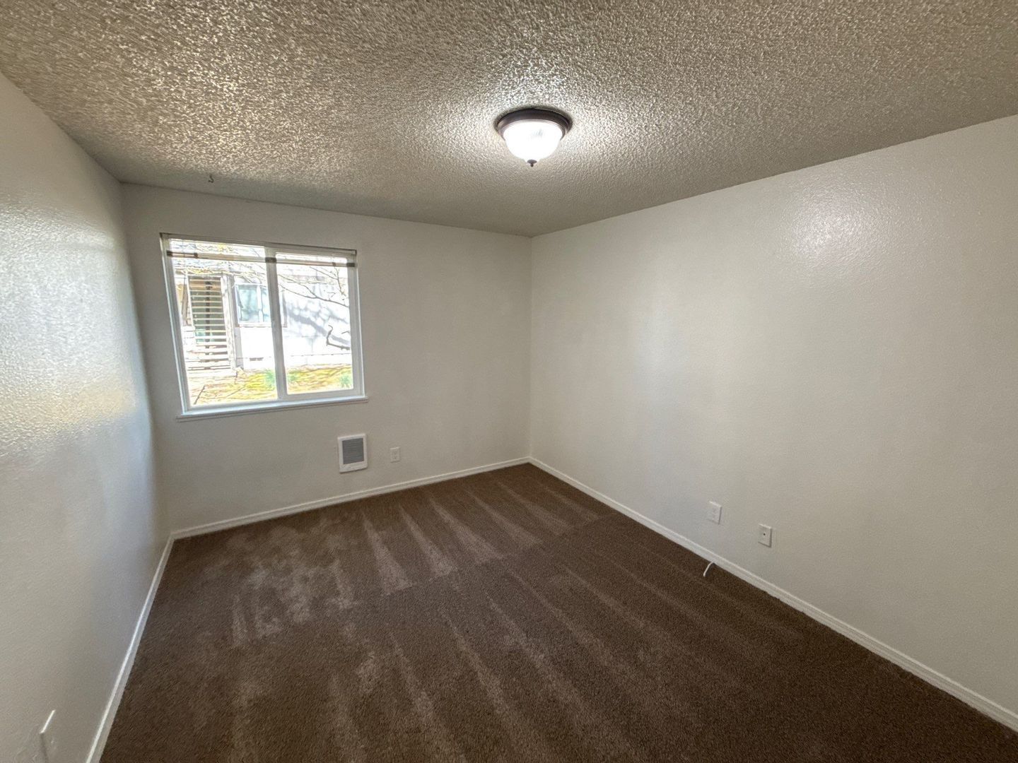 $1,025 First 3 Months, S Salem, 1 Bed, 1 Bath, 1st Floor Apartment, Laundry On Site, AVAILABLE NOW! property image