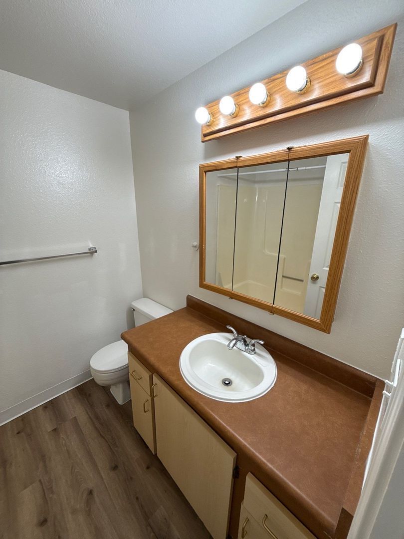 $1,025 First 3 Months, S Salem, 1 Bed, 1 Bath, 1st Floor Apartment, Laundry On Site, AVAILABLE NOW! property image