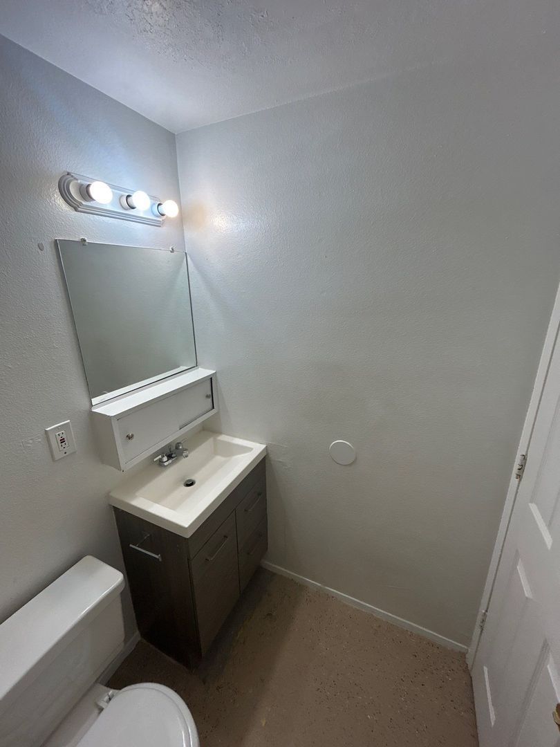 Albany, 2 Bed 1 Bath Apartment, W/S Paid, AVAILABLE NOW! property image