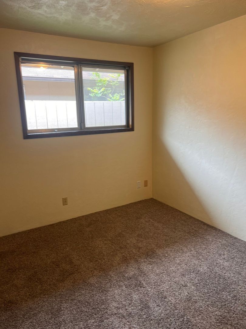 Eugene 1 Bed 1 Bath Apartment, W/S/G Included, AVAILABLE NOW! property image
