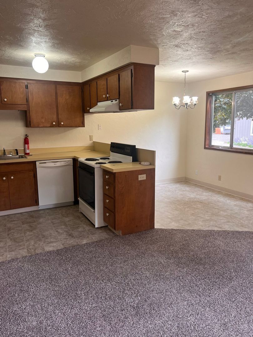 Eugene 1 Bed 1 Bath Apartment, W/S/G Included, AVAILABLE NOW! property image