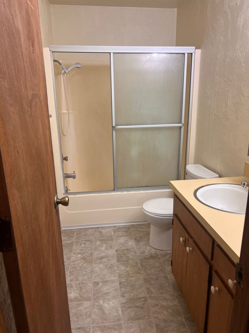 Eugene 1 Bed 1 Bath Apartment, W/S/G Included, AVAILABLE NOW! property image