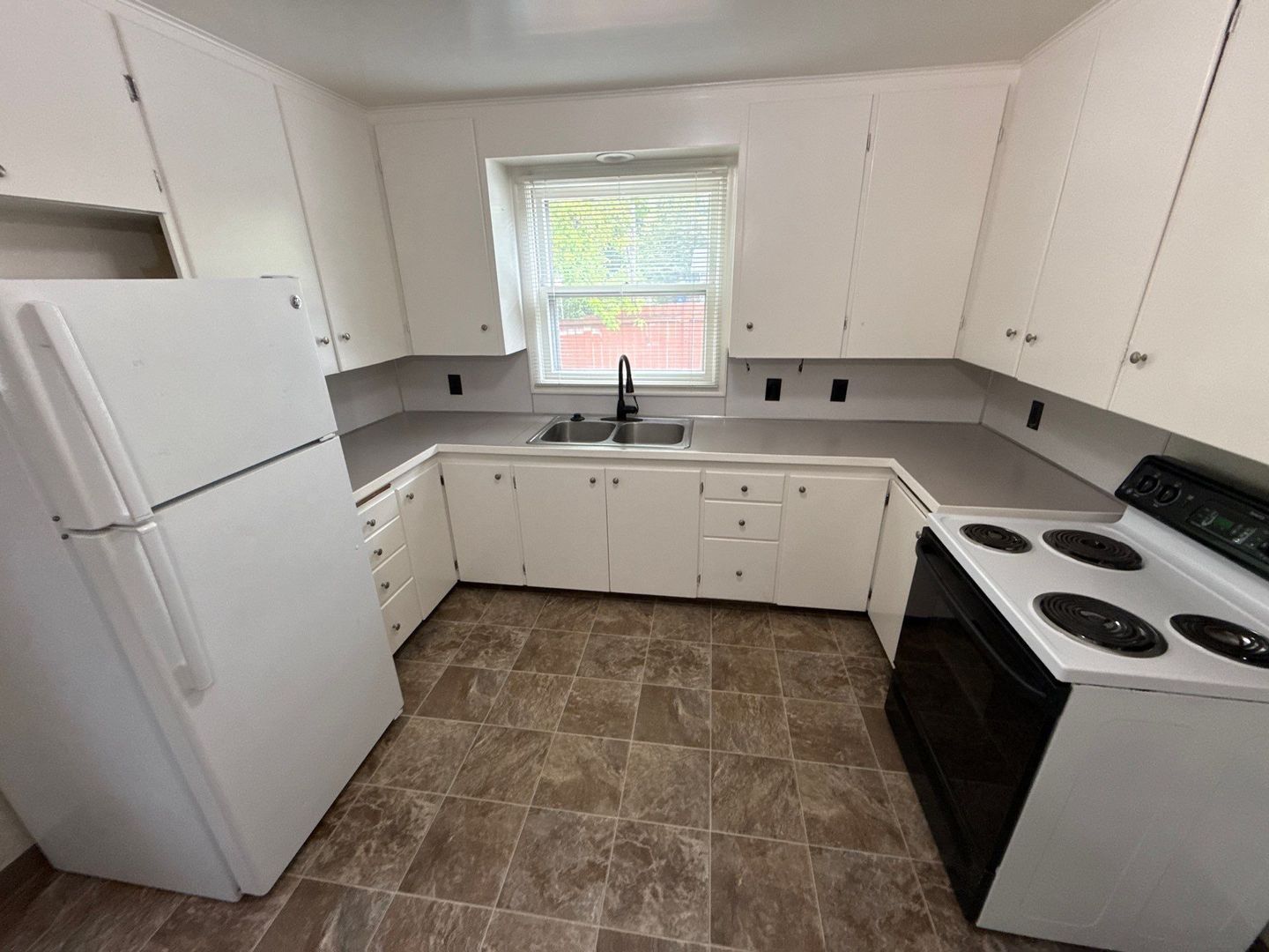 SE Salem 2 Bed 1 Bath Duplex, Washer & Dryer Hookups, AVAILABLE NOW! property image