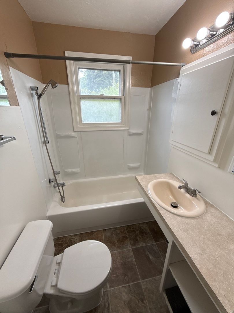 SE Salem 2 Bed 1 Bath Duplex, Washer & Dryer Hookups, AVAILABLE NOW! property image