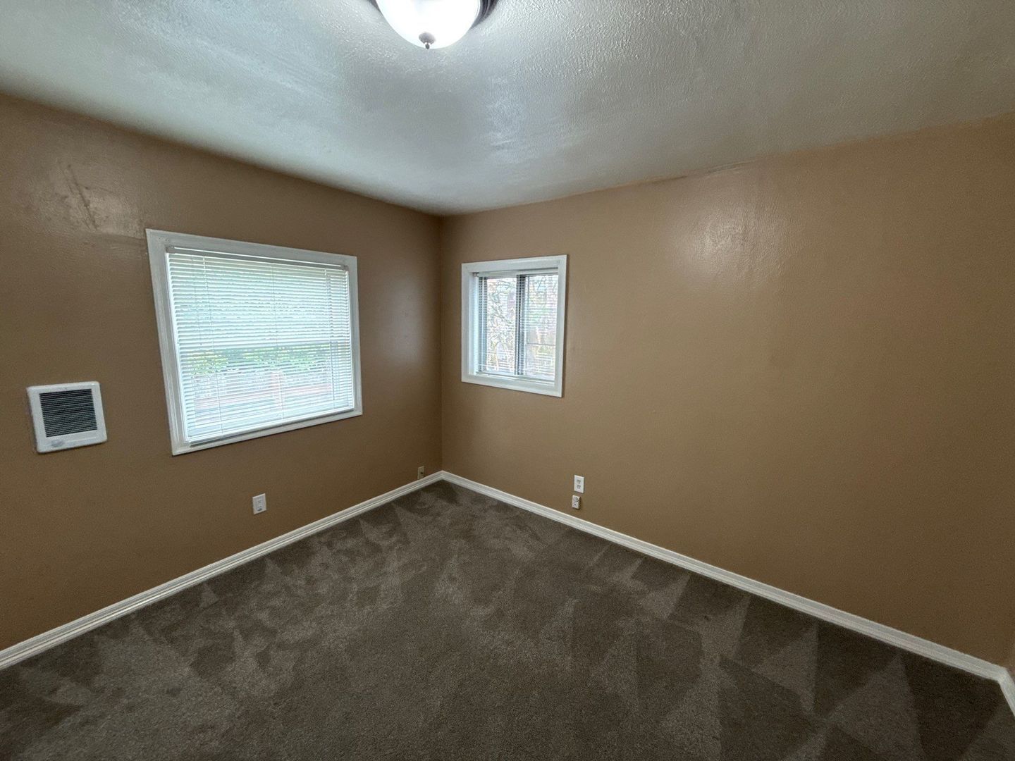 SE Salem 2 Bed 1 Bath Duplex, Washer & Dryer Hookups, AVAILABLE NOW! property image