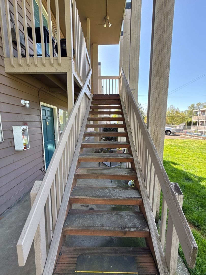 SW Dallas 2 Bed, 1 Bath, 2nd Floor Apartment, W/S/G Paid, AVAILABLE NOW! property image