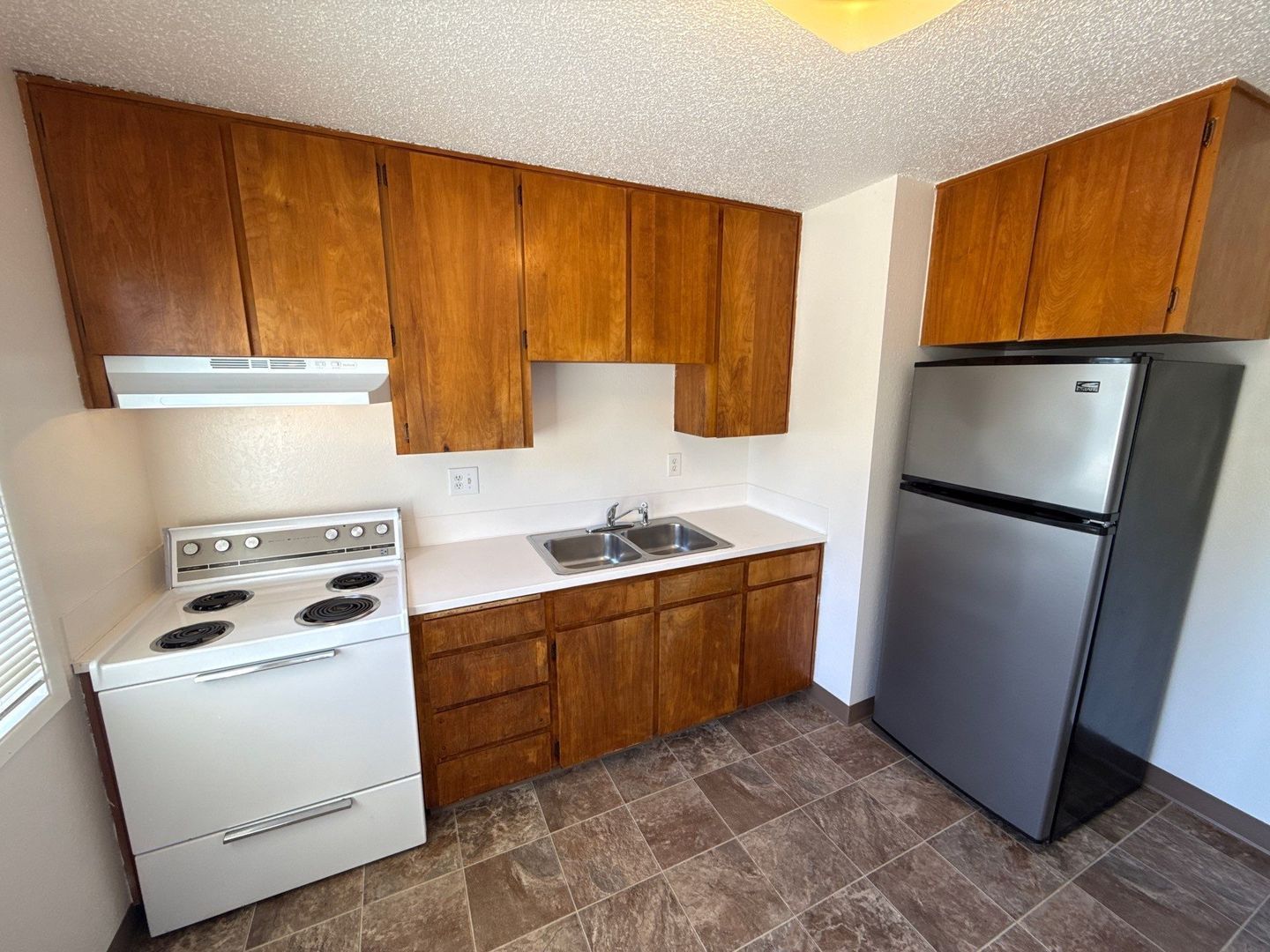 SW Dallas 2 Bed, 1 Bath, 2nd Floor Apartment, W/S/G Paid, AVAILABLE NOW! property image