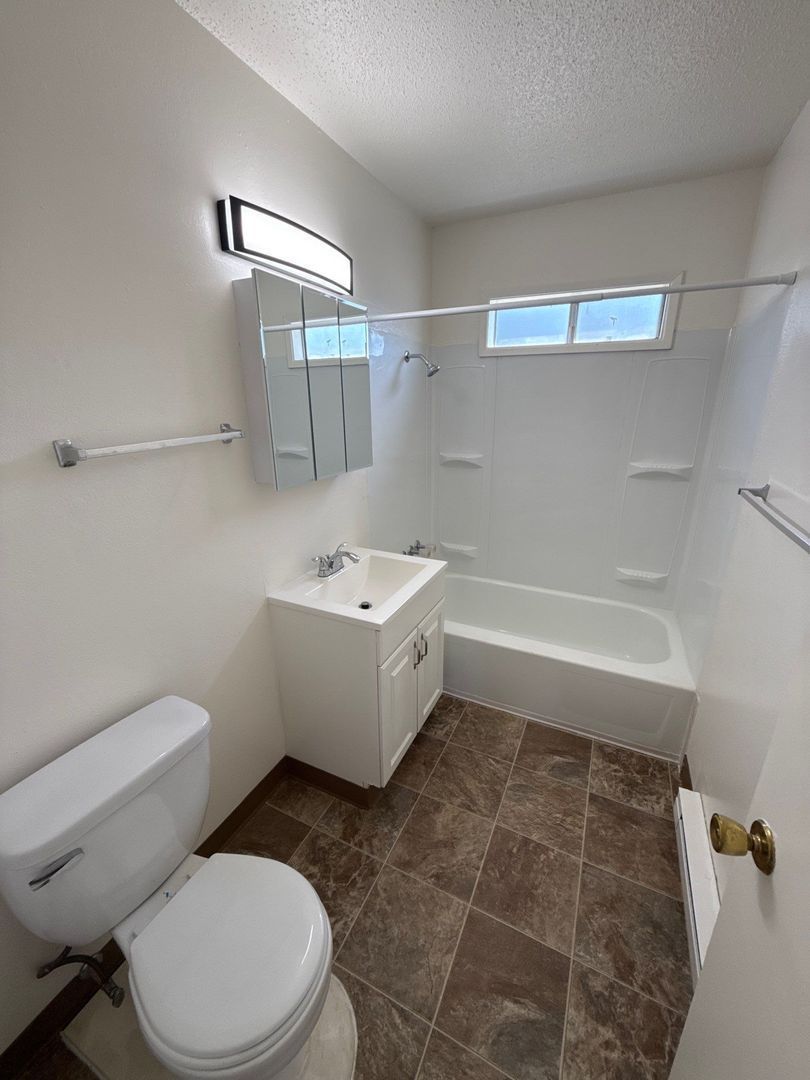 SW Dallas 2 Bed, 1 Bath, 2nd Floor Apartment, W/S/G Paid, AVAILABLE NOW! property image