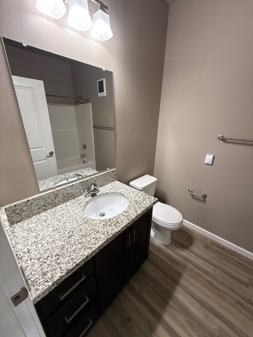 $99 Move-In & $1,400 Special | 3rd Floor 2BR/2BA NE Salem | AC | AVAILABLE NOW! property image