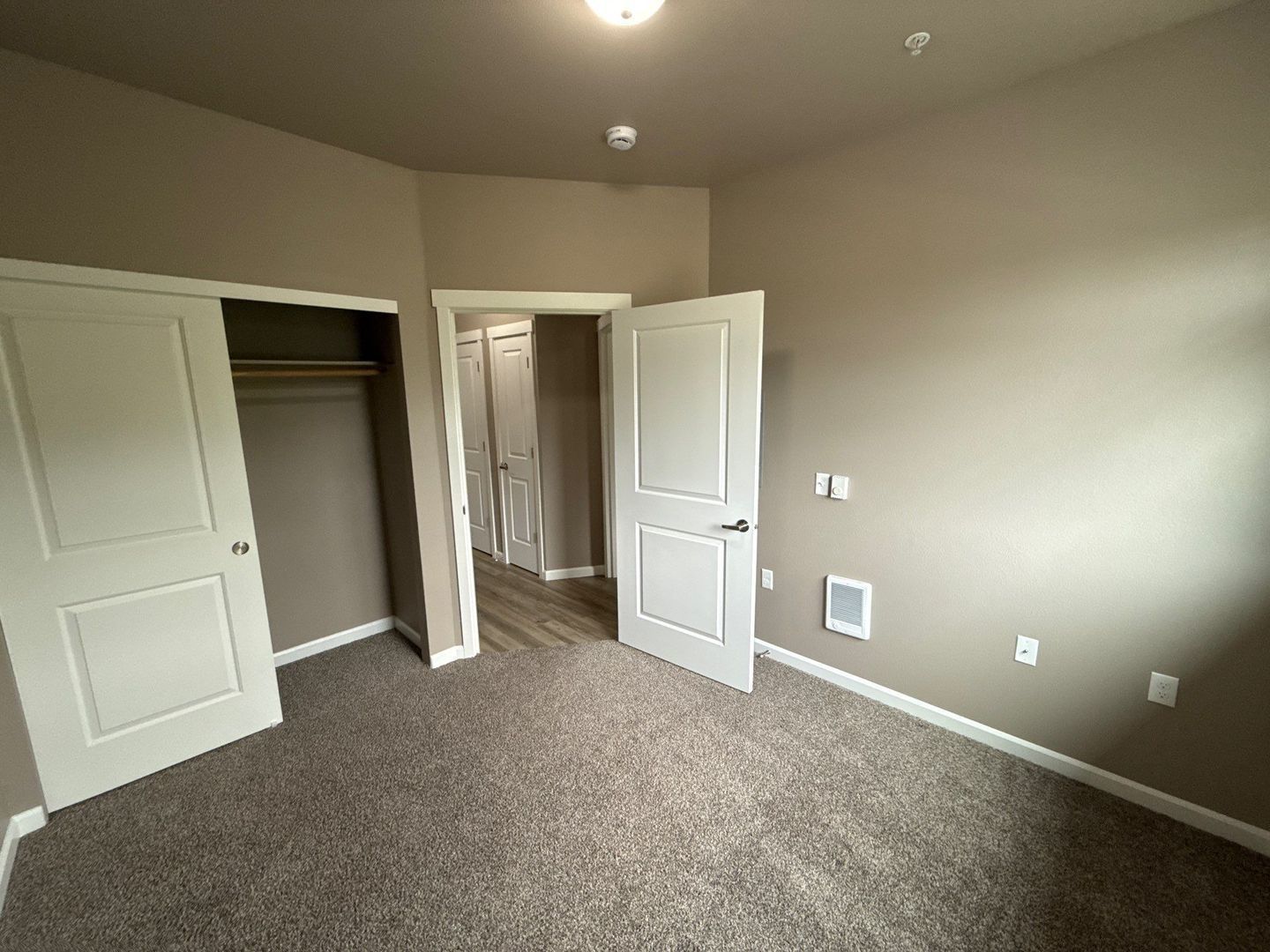 $99 Move-In & $1,400 Special | 3rd Floor 2BR/2BA NE Salem | AC | AVAILABLE NOW! property image